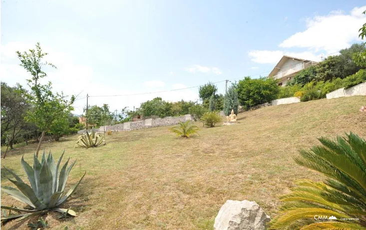 Tivat'ta büyük havuz ve bahçeli nefes kesici villa satılık